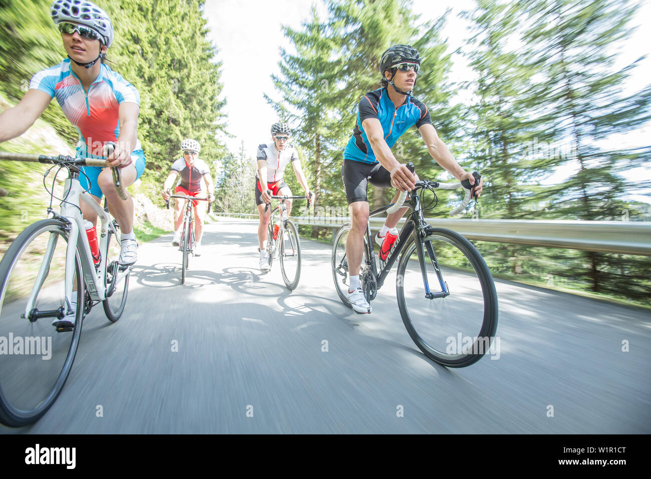 Die jungen Leute auf Ihren racing Zyklen in die Kitzbühler Alpen, Kitzbühlerhorn, Tirol, Alpen Stockfoto