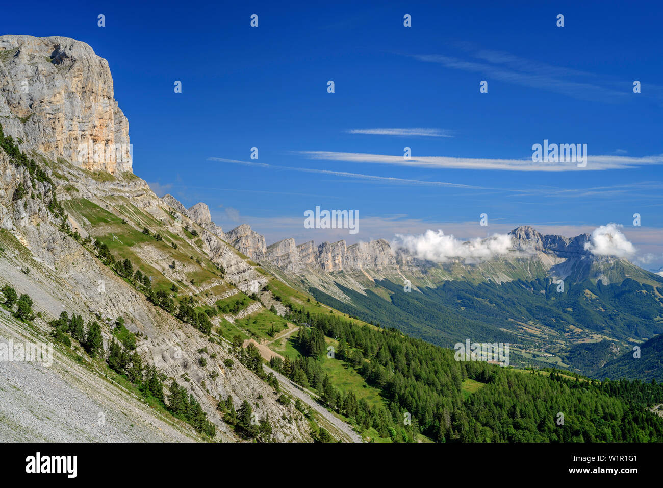 Rock Abstürze des Vercors mit mouche Rolle im Hintergrund, Grand Veymont, Vercors, Dauphine, Dauphine, Isère, Frankreich Stockfoto