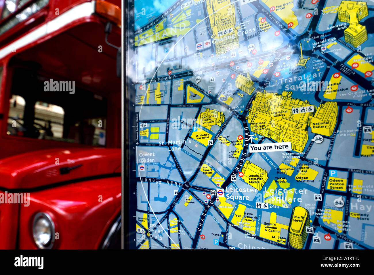 London, England, UK. Touristische Karte in London, "Sie sind hier" und roten Doppeldeckerbus Stockfoto
