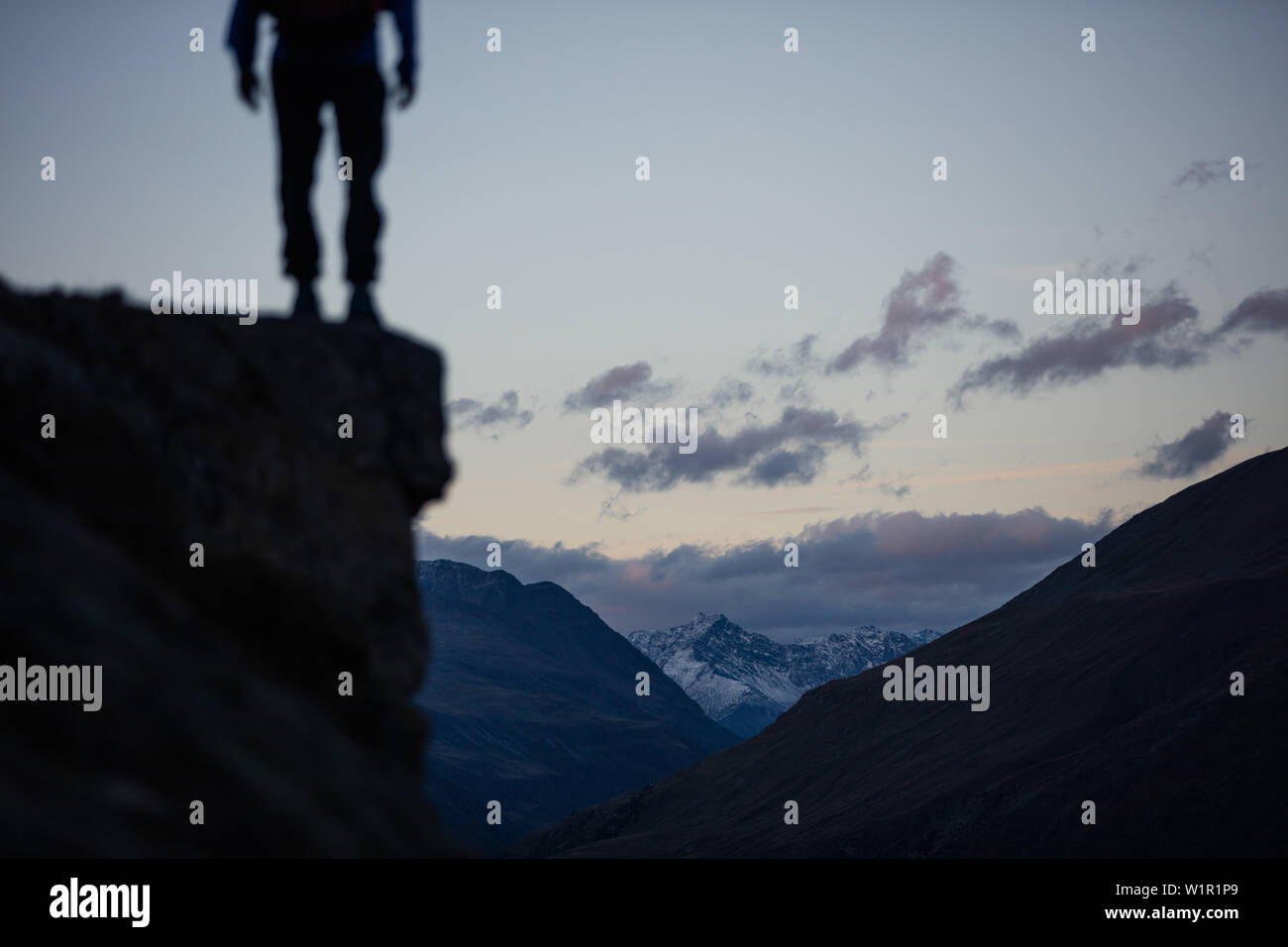 Bergsteiger genießt die Aussicht von Niederjochbach am Abend Stimmung, E5, Alpenüberquerung, 6. Stufe, Vent, Niederjochbach, Similaun Hütte, Schnalstal, Vernagt r Stockfoto