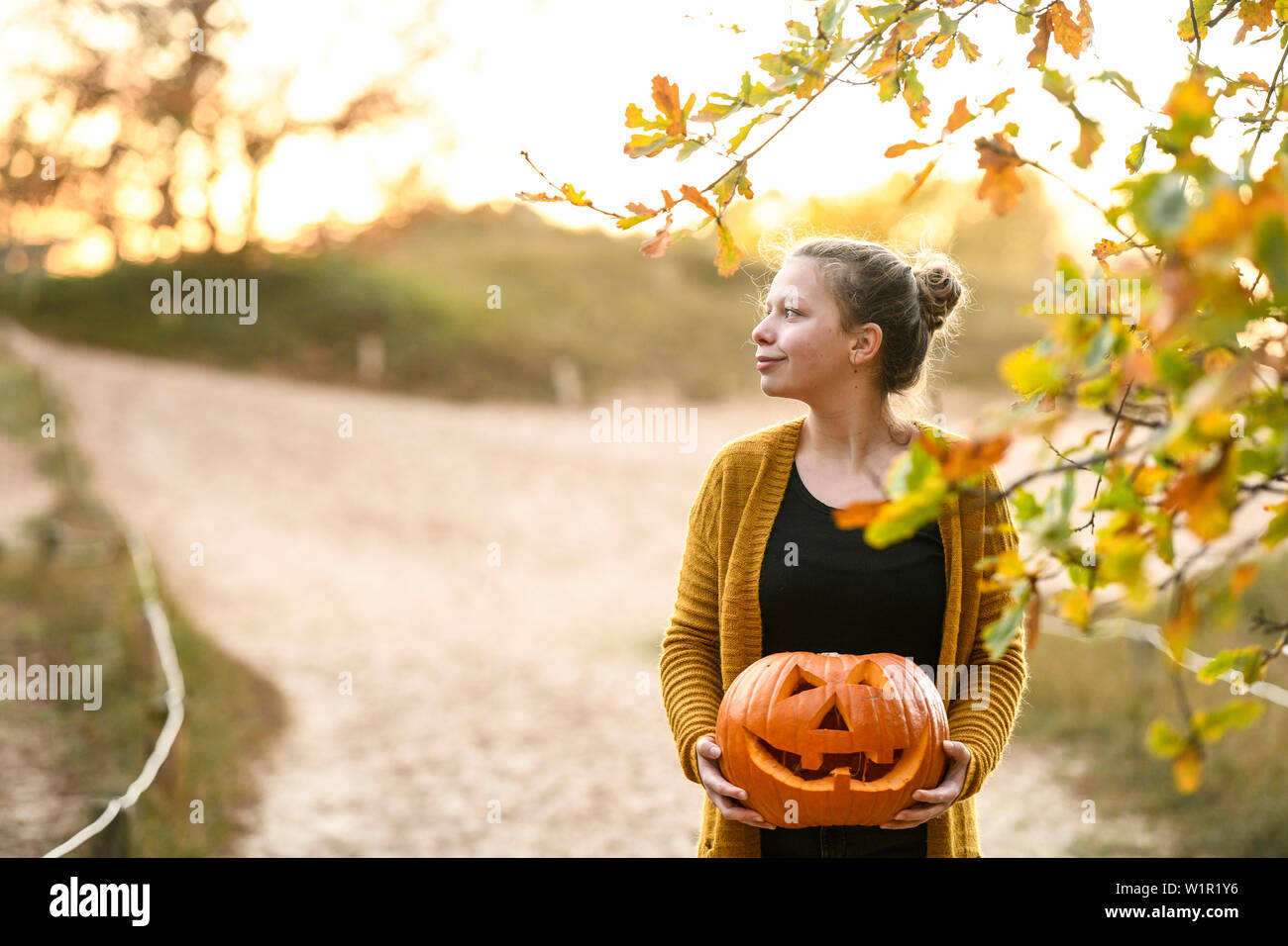 Mädchen mit Kürbis an Halloween, Hamburg, Deutschland Stockfoto