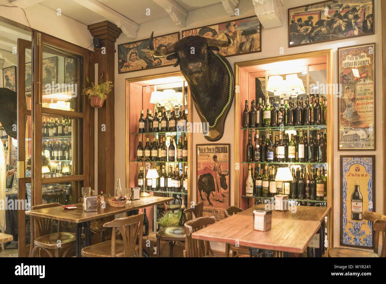 La Catedral, Bar, Tapas, Restaurant, Stiere an der Wand, Andalusien, Spanien Stockfoto