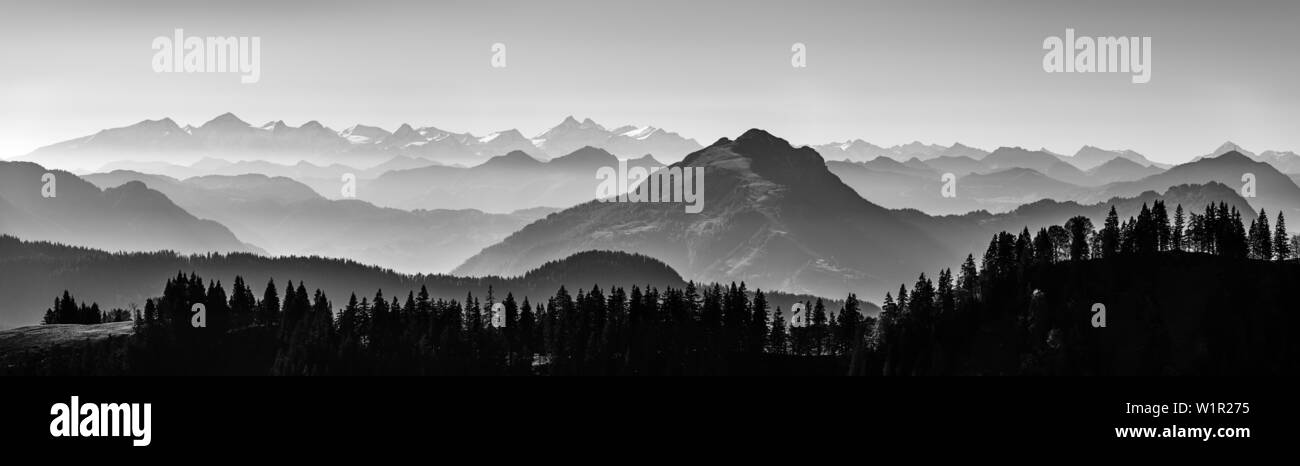 Panorama mit Blick von Gedererwand in Richtung Zentralalpen mit Hohen Tauern, Gedererwand, Kampenwand, Chiemgauer Alpen, Chiemgau, Oberbayern, Bava Stockfoto