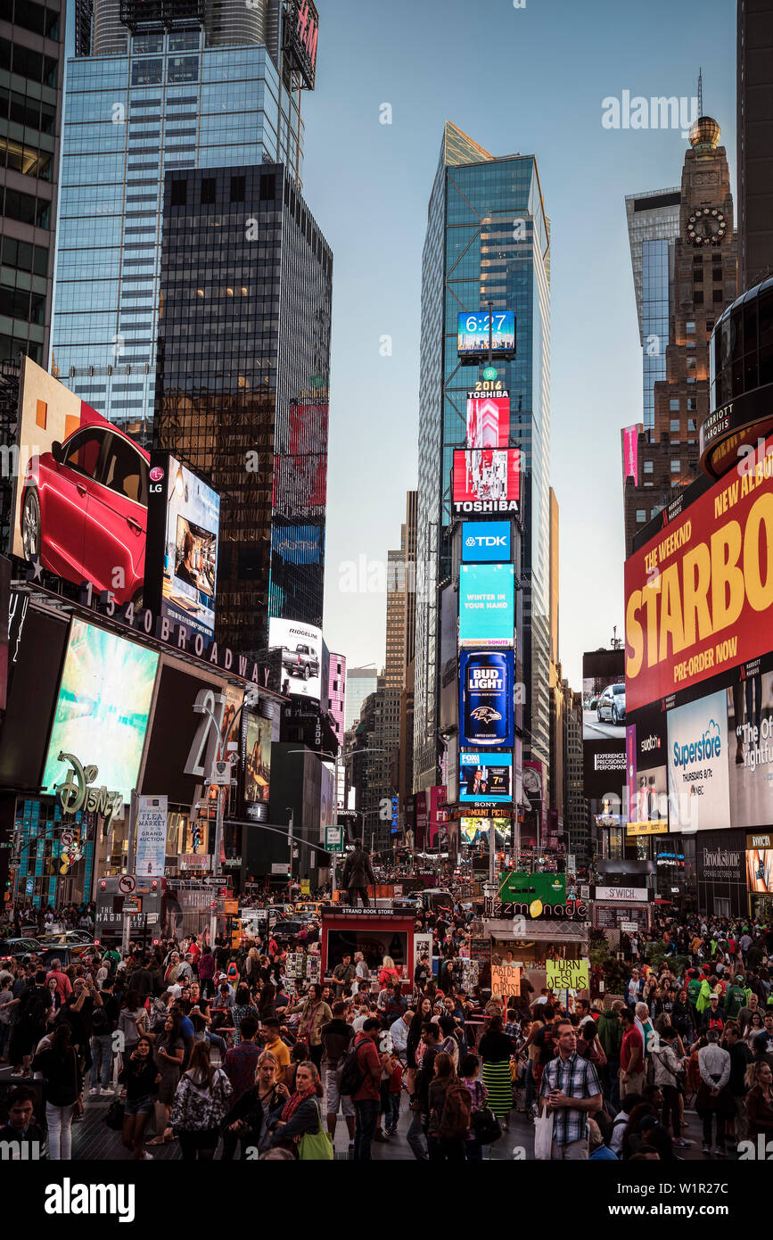 Massen von Menschen auf dem Times Square und Broadway, Manhattan, New York City, New York City, Vereinigte Staaten von Amerika, USA, Nordamerika Stockfoto