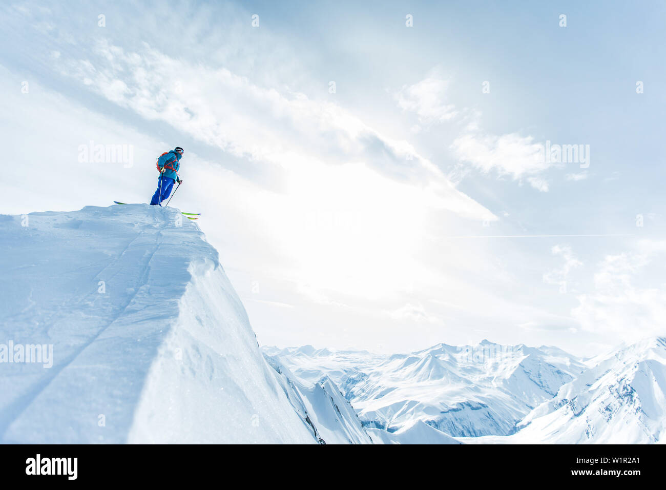 Junge männliche Skifahrer stehen auf einer Bergspitze, Gudauri, Mtskheta-Mtianeti, Georgien Stockfoto