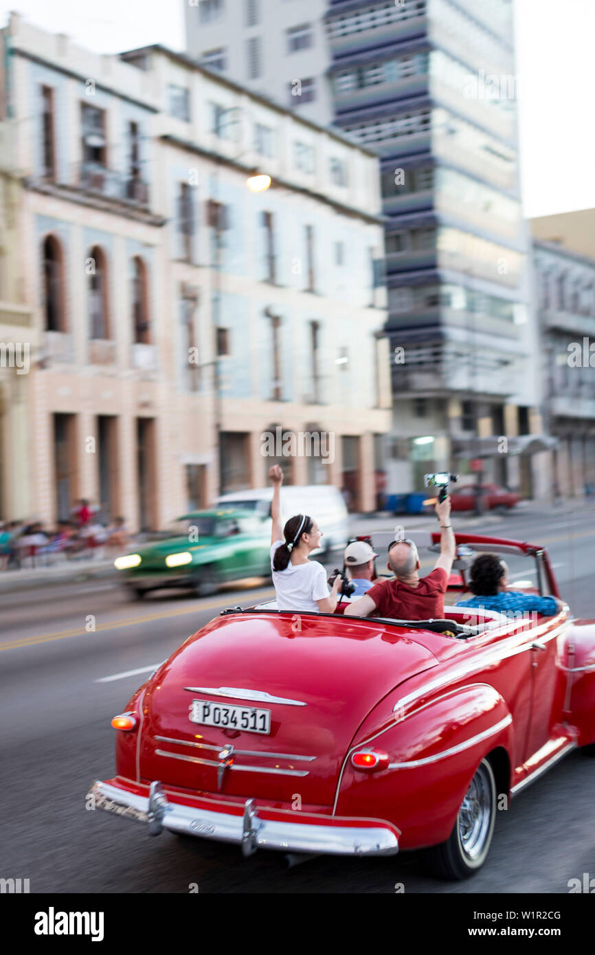 Rote Oldtimer, Cabrio, Touristen, am Malecon, Taxi, historische Altstadt, Zentrum, Altstadt, Habana Vieja, Habana Centro, Familienreisen, Reisen nach Kuba, h Stockfoto
