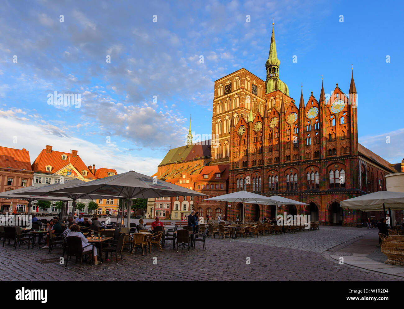 St. Nikolai und Rathaus am Alten Markt mit Catering, Stralsund, Ostseeküste, Mecklenburg-Vorpommern, Deutschland Stockfoto