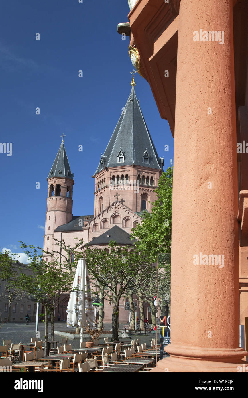 Blick aus dem Gutenberg-Museum im Palast des römischen Kaisers an der Kathedrale in der Altstadt von Mainz, Rheinland-Pfalz, Deutschland, E Stockfoto