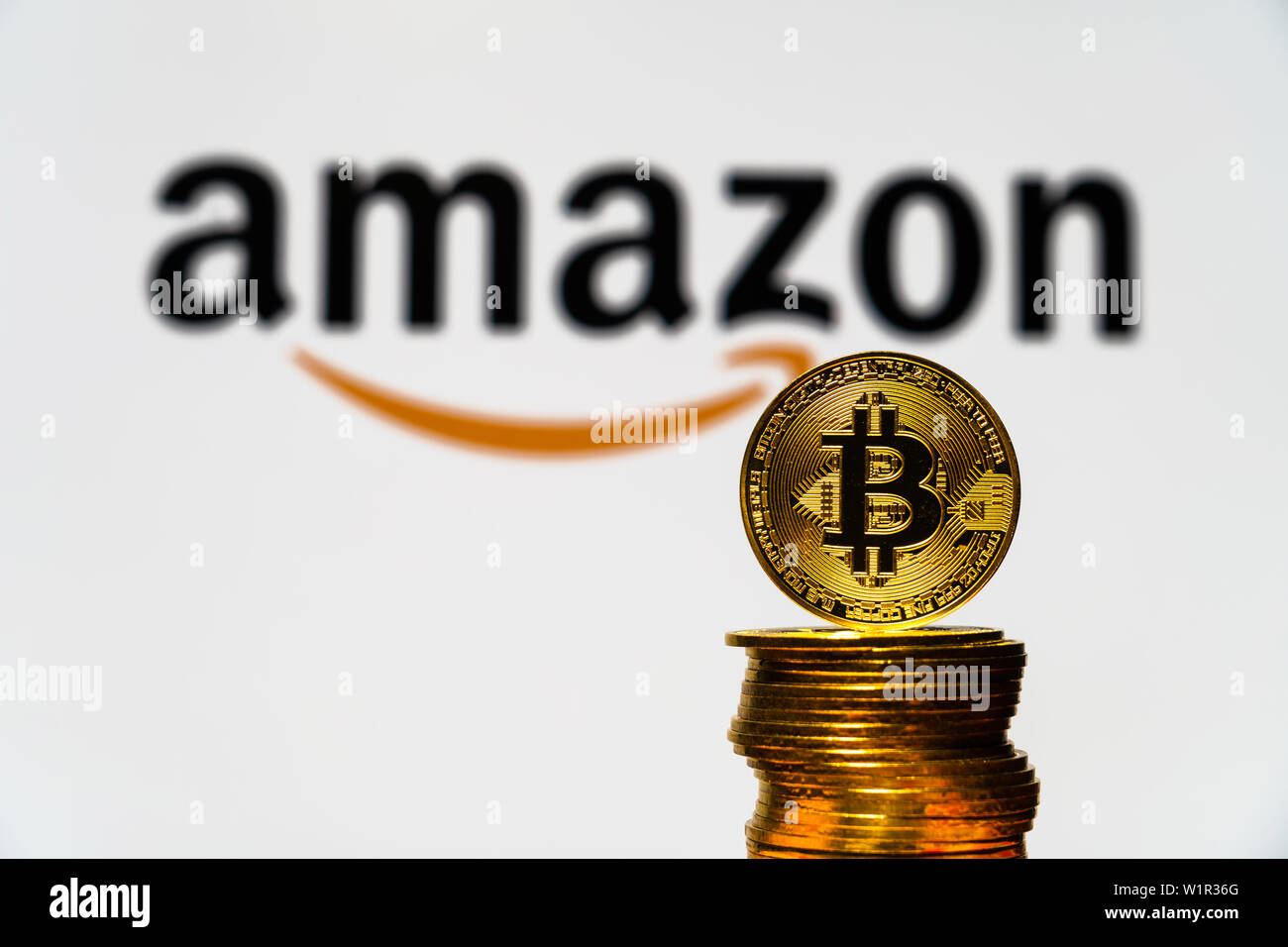 Gold Bitcoin Münzen mit der Amazon Logo auf Hintergrund. Eine neue Art von  Geschäft Finanzierung Konzept Stockfotografie - Alamy