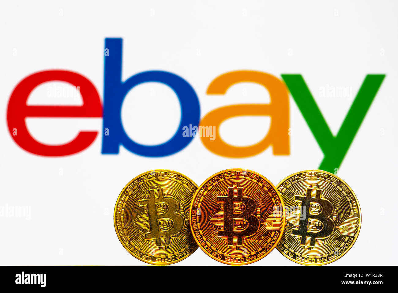 Gold Bitcoin Münzen mit dem ebay Logo auf Hintergrund. Eine neue Art von Geschäft Finanzierung Konzept Stockfoto