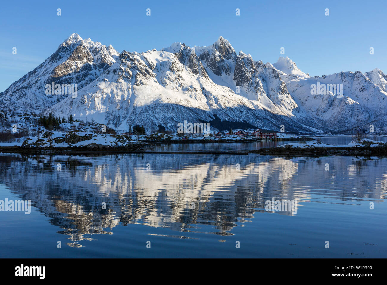 Mit austnesfjorden Trolltindan Sildpollneset Dorf und die Berge, Austvagoya, Lofoten, Norwegen, Skandinavien, Europa Stockfoto