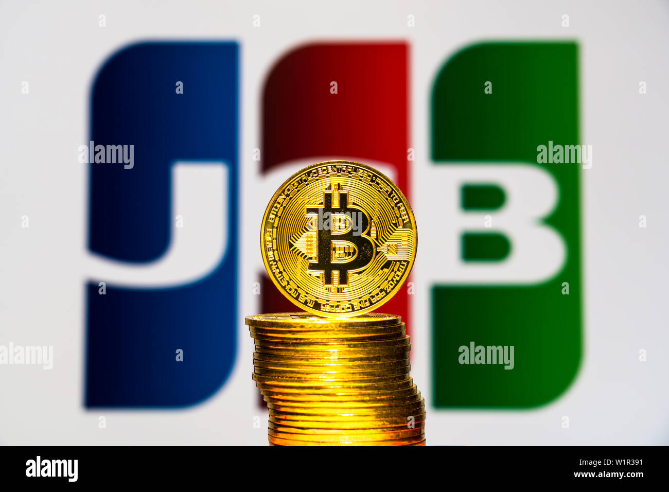 Gold Bitcoin Münzen mit der JCB-Logo auf Hintergrund. Eine neue Art von Geschäft Finanzierung Konzept Stockfoto