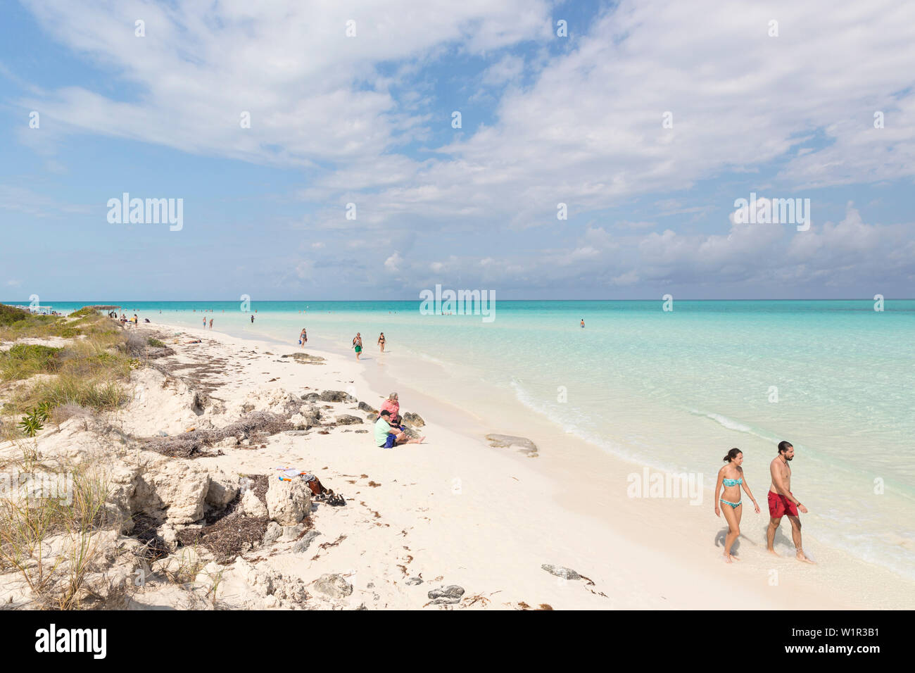 Touristen am schönsten Strand in Cayo Guillermo, Playa Pilar, sandiger Traum Strand, türkisblaues Meer, Familie reisen nach Kuba, Elternurlaub, Fei Stockfoto