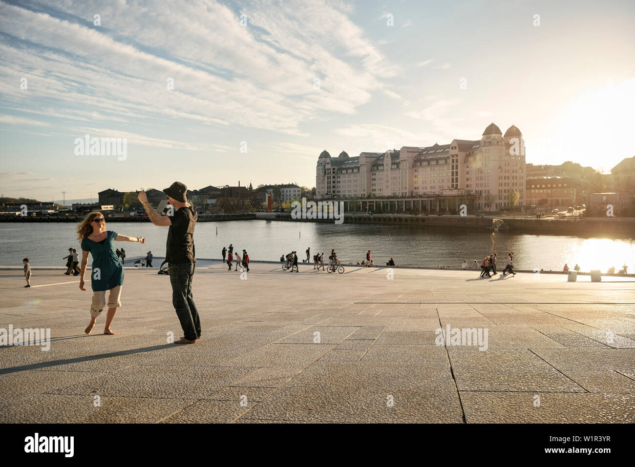 Norwegische paar Tanz auf dem Dach der Oper, während die Sonne untergeht, die neue Oper in Oslo, Norwegen, Skandinavien, Europa Stockfoto