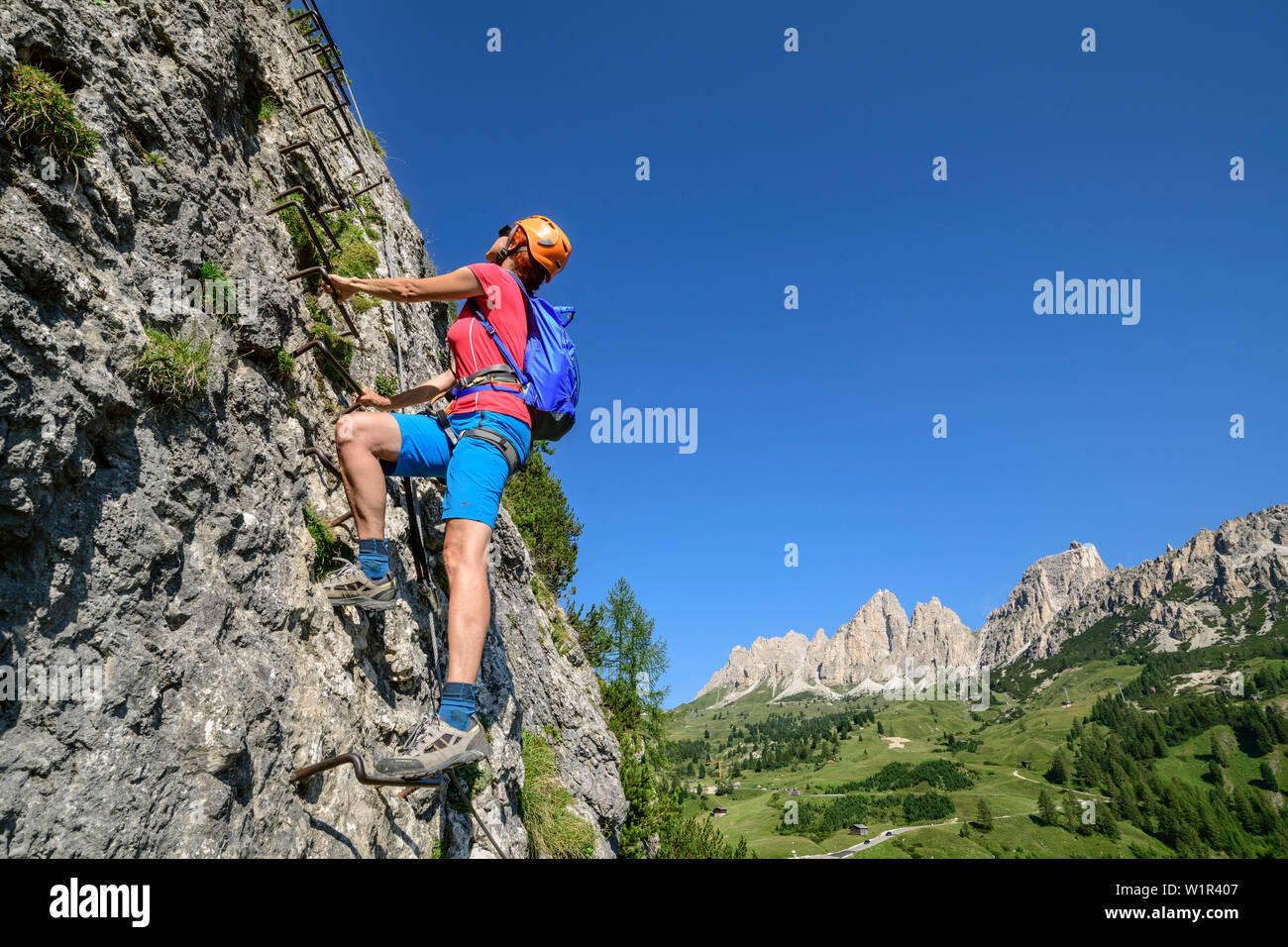 Frau Klettern Klettersteig route Pisciadu, fixed-Rope route Pisciadu, Sella, Dolomiten, UNESCO Weltnaturerbe Dolomiten, Südtirol, Italien Stockfoto