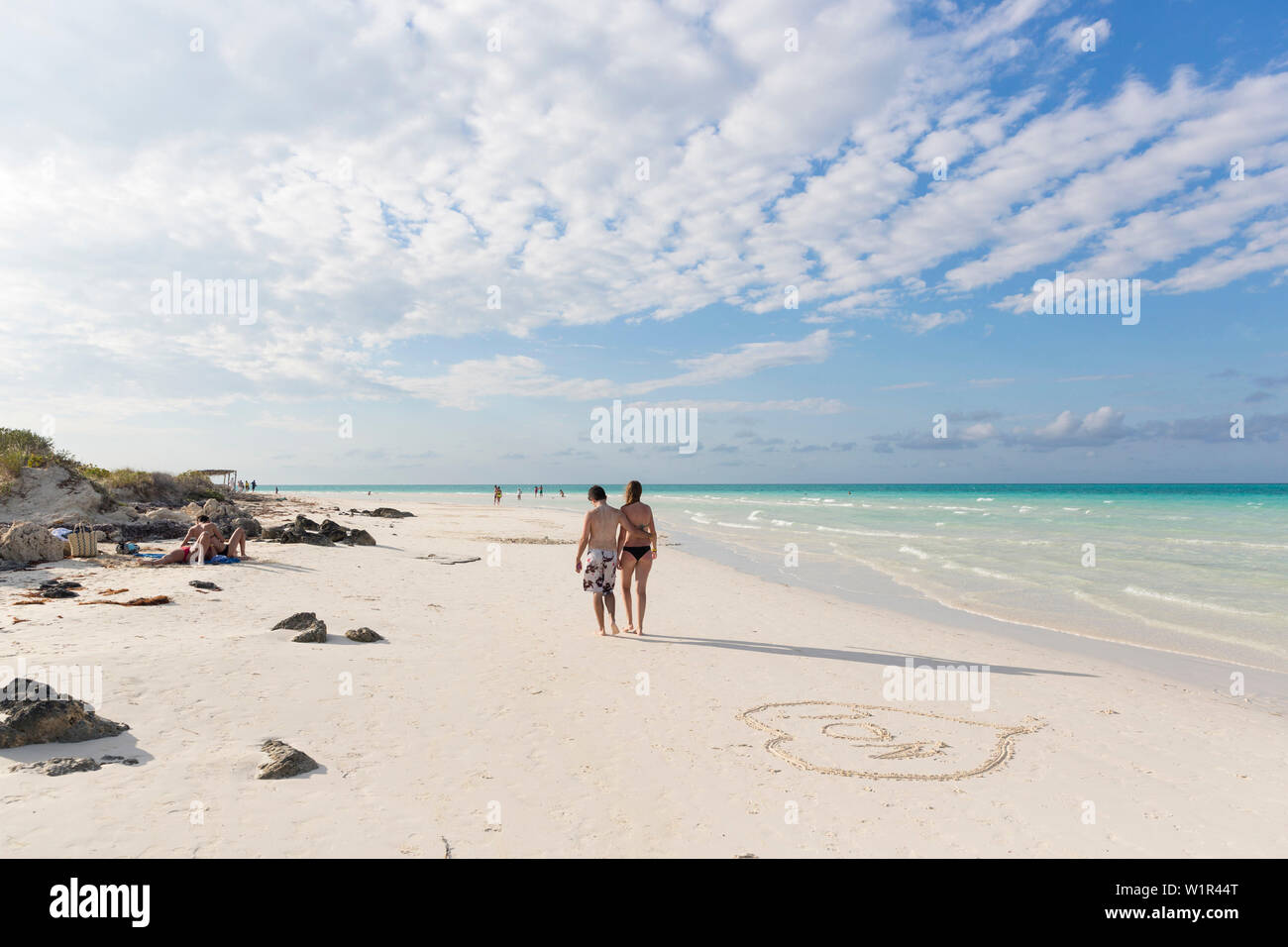 Touristen am schönsten Strand in Cayo Guillermo, Playa Pilar, sandiger Traum Strand, türkisblaues Meer, Familie reisen nach Kuba, Elternurlaub, Fei Stockfoto