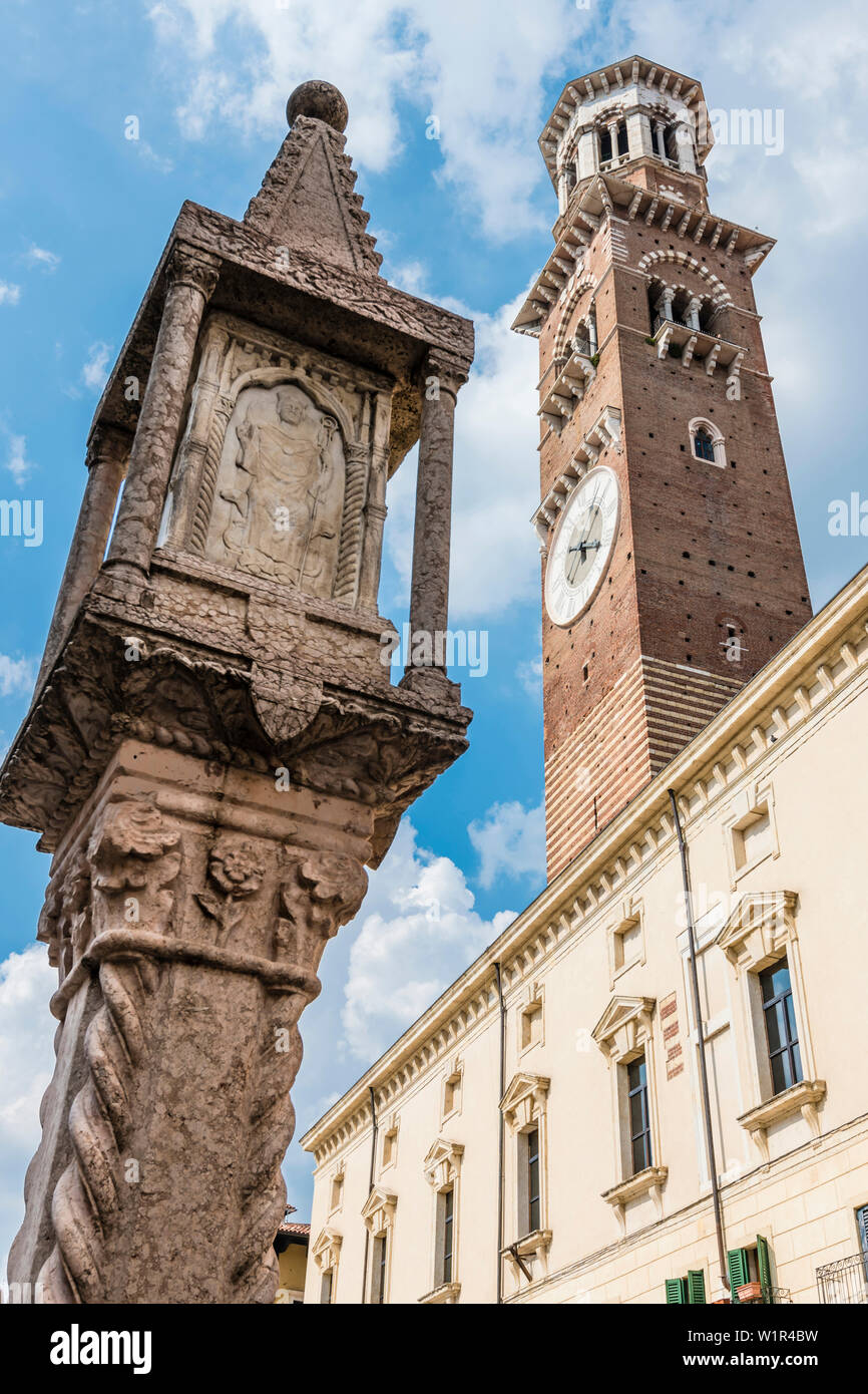 Das Colonna Antica Spalte auf der Piazza delle Erbe vor dem Turm