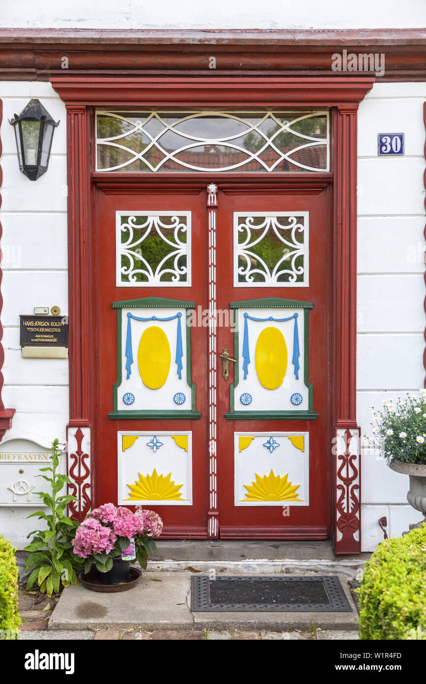 Traditionelle Eingangstür eines alten Hauses im Ostseebad Prerow, Fischland-Darß-Zingst, Ostsee, Mecklenburg-Vorpommern, Nord Stockfoto