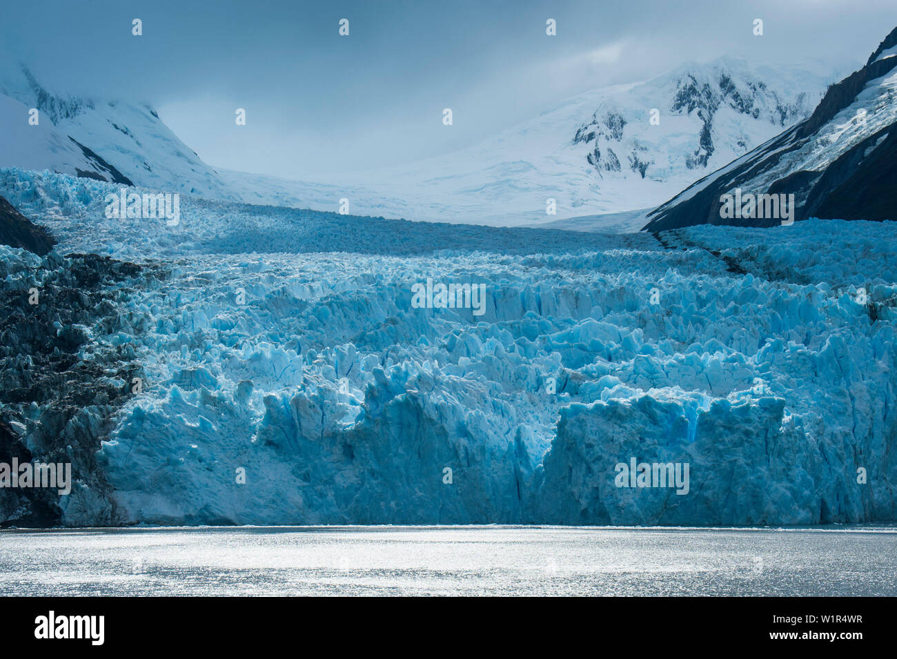 Sonnenlicht Hintergrundbeleuchtung die zerklüftete Gletscher und die umliegenden Berge, Garibaldi Gletscher, in der Nähe von Beagle Kanal, Alberto De Agostini Nationalpark, Magallanes Stockfoto