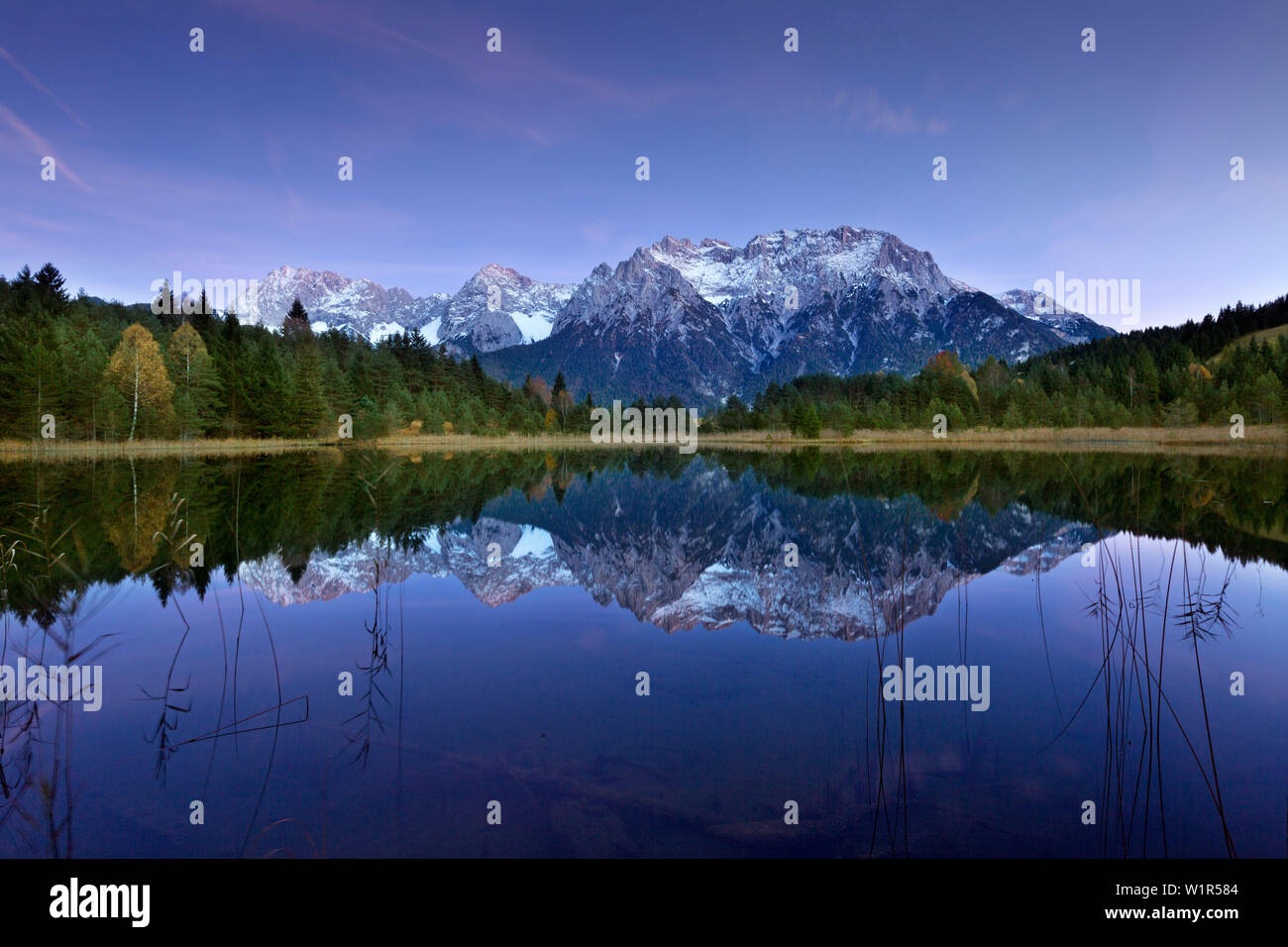 Luttensee, Blick auf Karwendel, Mittenwald, Werdenfelser Land, Bayern, Deutschland Stockfoto