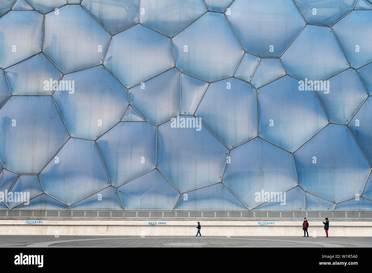 Leute mit Maske vor Kamm von National Aquatic Center, Olympic Green, Peking, China, Asien Stockfoto