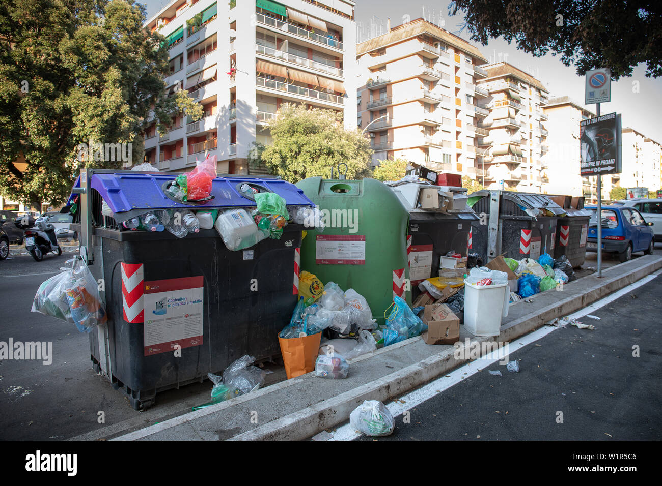 Rom, Italien, 27. Juni 2019: Mülltonnen voller Müll, unter den Straßen und Gebäuden der Stadt. Stockfoto