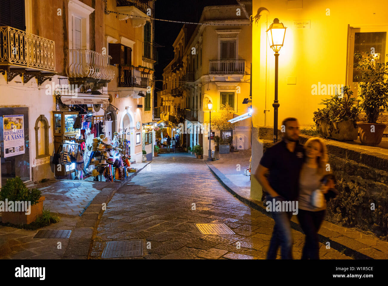 Stadt Lipari in der Nacht, der Insel Lipari, Äolische Inseln Lipari Inseln, Meer, Mittelmeer, Italien, Europa Stockfoto