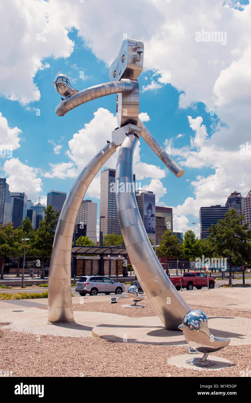 Die reisen Man-Walking hohe Kunst Skulptur von Brad Oldham vor der Skyline von Dallas, Texas. Stockfoto