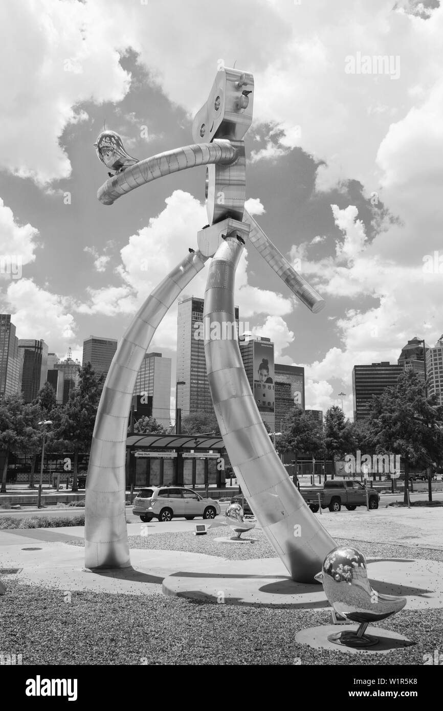 Die reisen Man-Walking hohe Kunst Skulptur von Brad Oldham vor der Skyline von Dallas, Texas. Stockfoto