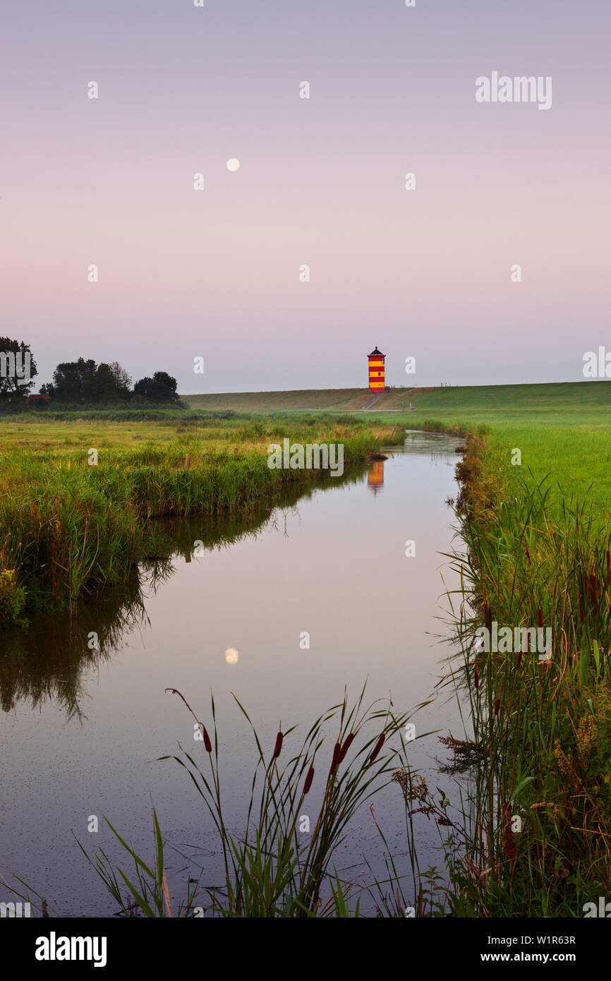 Pilsumer Leuchtturm bei Vollmond, in der Nähe von Greetsiel, Ostfriesland, Niedersachsen, Deutschland Stockfoto