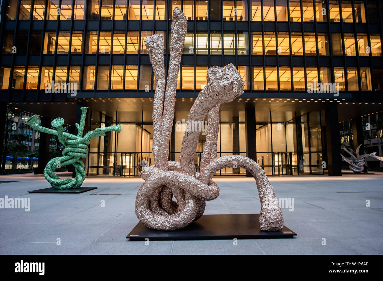 Siehe John Chamberlain zerknüllter Alufolie Skulpturen außerhalb des Seagram Building Stockfoto