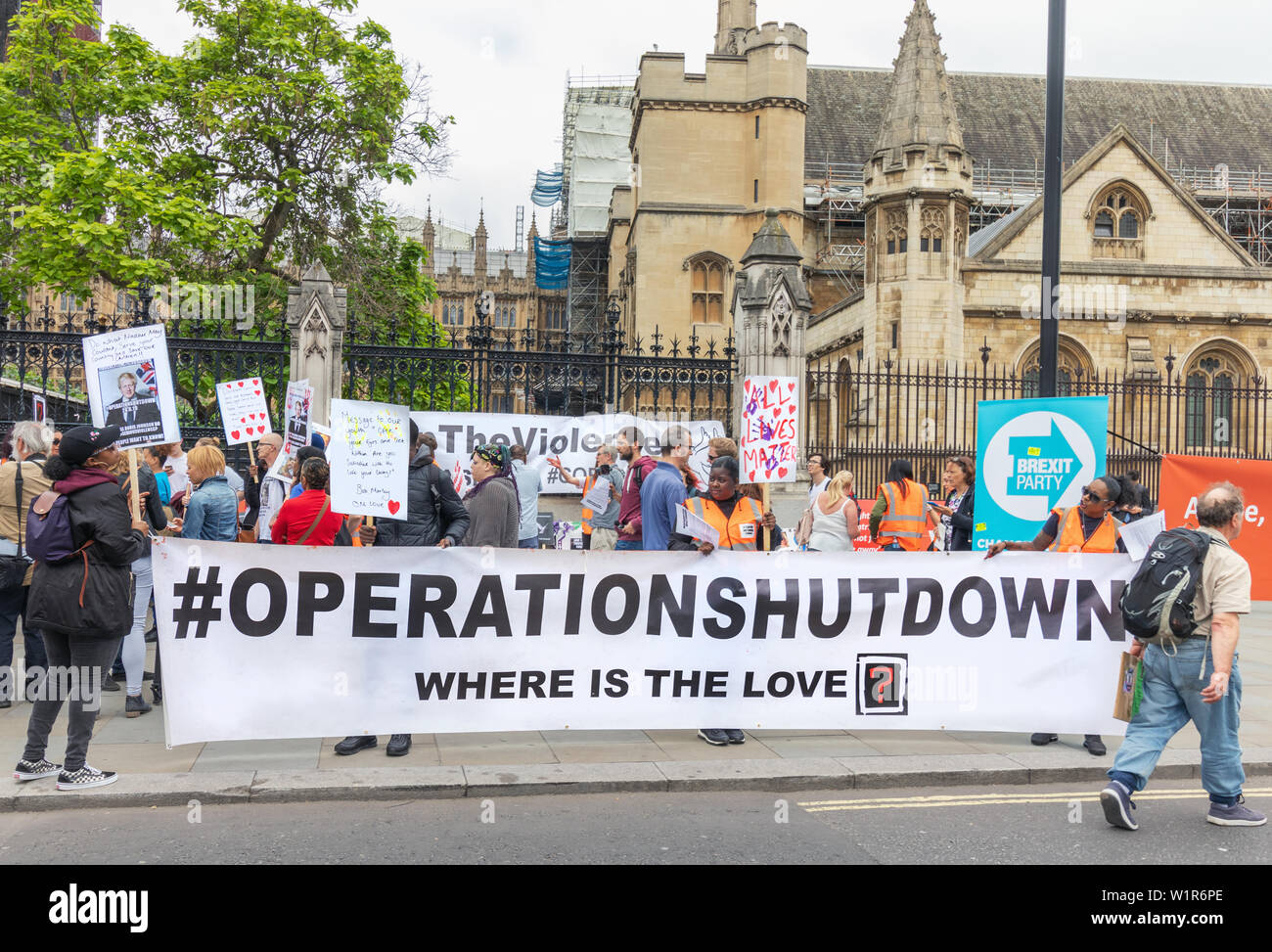 London/UK 26. Juni 2019. Betrieb Herunterfahren anti-messer Kriminalität Aktivisten protestieren außerhalb des Parlaments in Westminster, und fordert die Regierung auf, Ta Stockfoto
