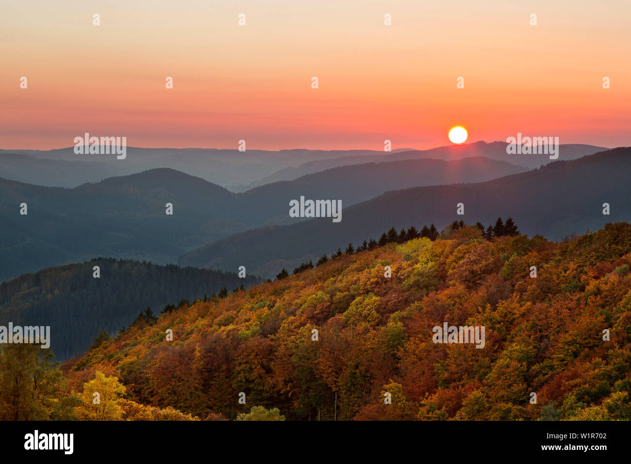 Sonnenuntergang, Blick über die bewaldeten Hügel, in der Nähe von Wildewiese, Rothaargebirge, Sauerland, Nordrhein-Westfalen, Deutschland Stockfoto