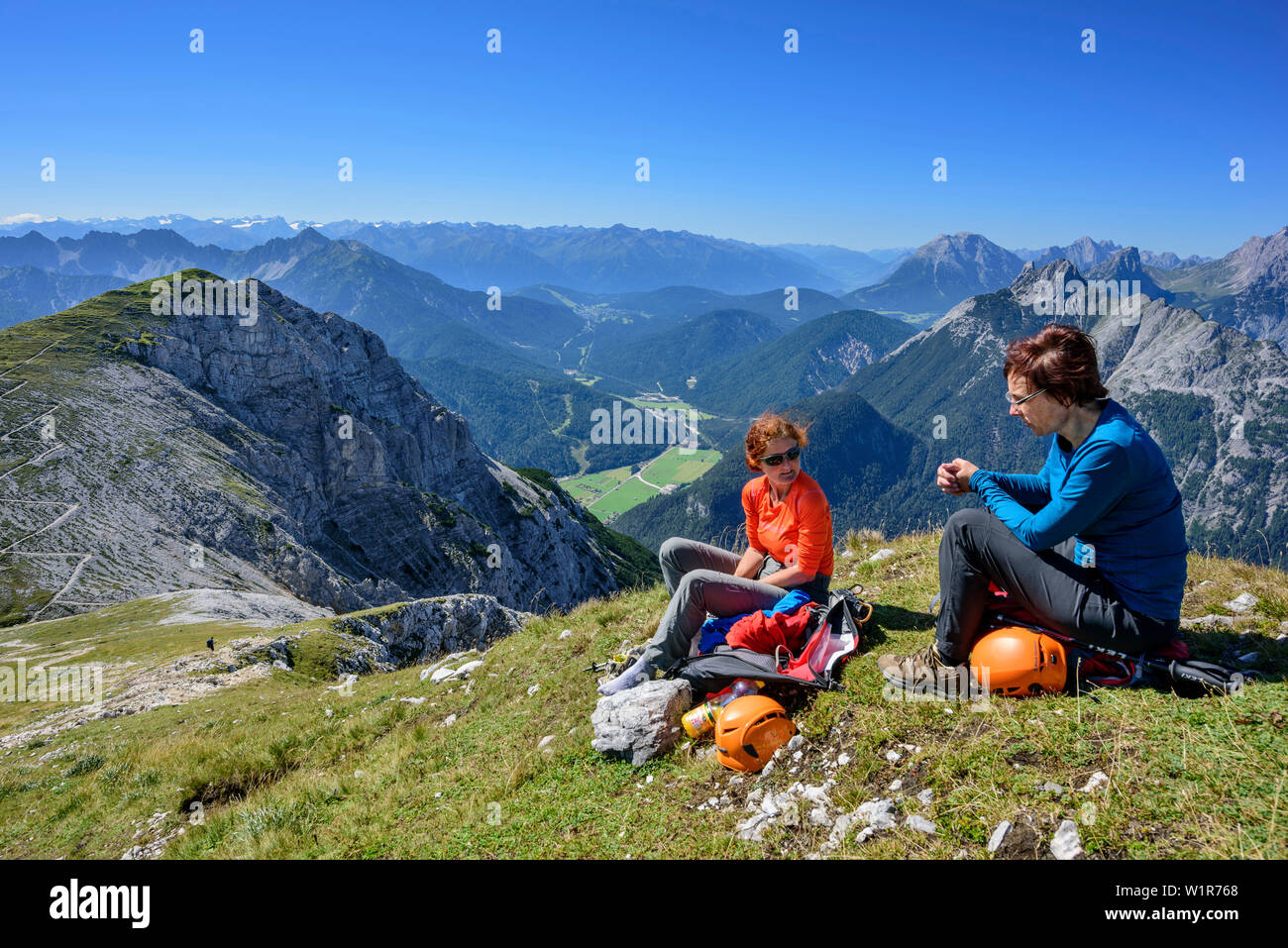 Zwei Frauen sitzen an Kirchlspitze, fixed-Rope route Mittenwalder Höhenweg, Karwendels, Oberbayern, Bayern, Deutschland Stockfoto