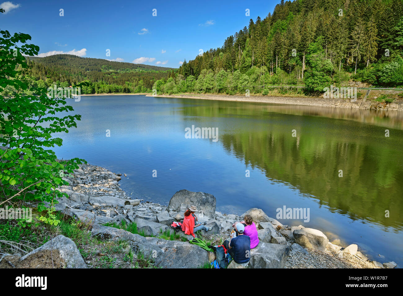 Drei Personen sitzen am Strand von Alb-Stausee und eine Pause, Alb-Stausee, Albsteig, Schwarzwald, Baden-Württemberg, Deutschland Stockfoto