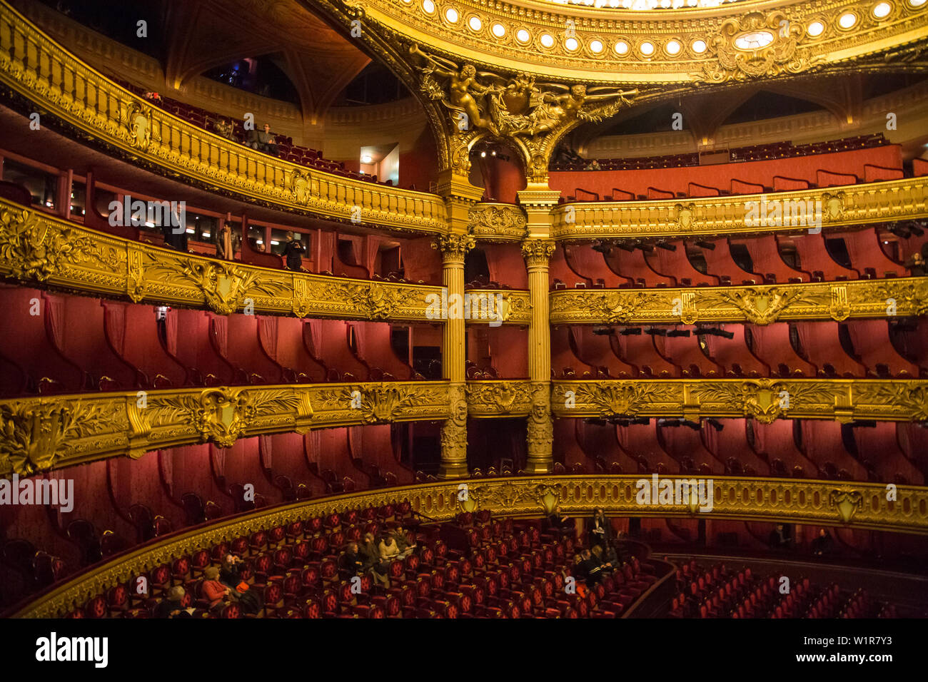 Paris, Frankreich, 22. Dezember 2014: Auditorium Innere des Palais Garnier (Opéra Garnier) in Paris, Frankreich. Stockfoto