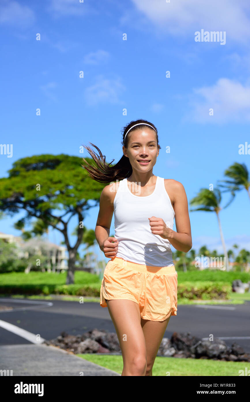Junge Frau joggen auf Straße der Stadt im Sommer. Asiatische Mädchen tun cardio übung Training den Körper Gewicht zu verlieren, wenn man fit und in Form. Portrait Taille der weiblichen Jogger gehen für einen Durchlauf. Stockfoto