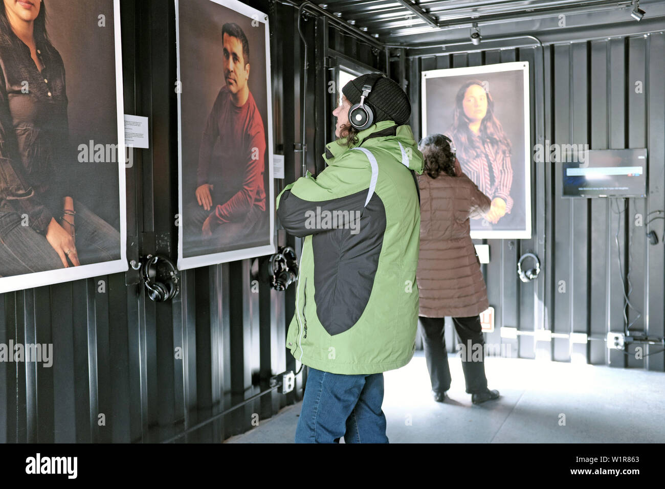 Besucher der interaktiven ACLU 100 Years National Tour hören sich die Geschichten von US-Einwanderern während der Touren in Cleveland, Ohio, USA an Stockfoto