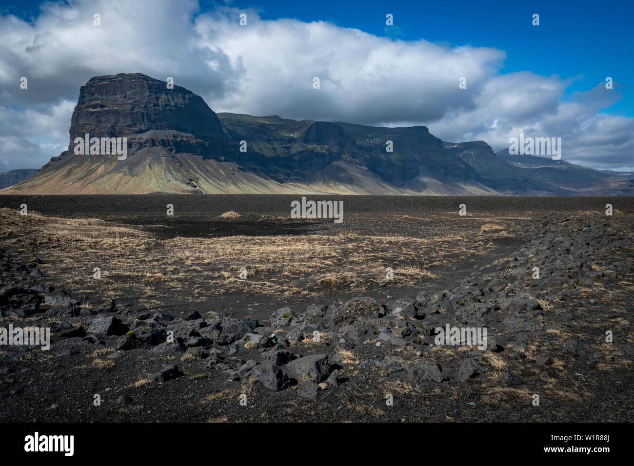 Dramatische Landschaft der Rocky Mountains und die Wolken in der südöstlichen Region von Island entlang der Ringstraße Stockfoto