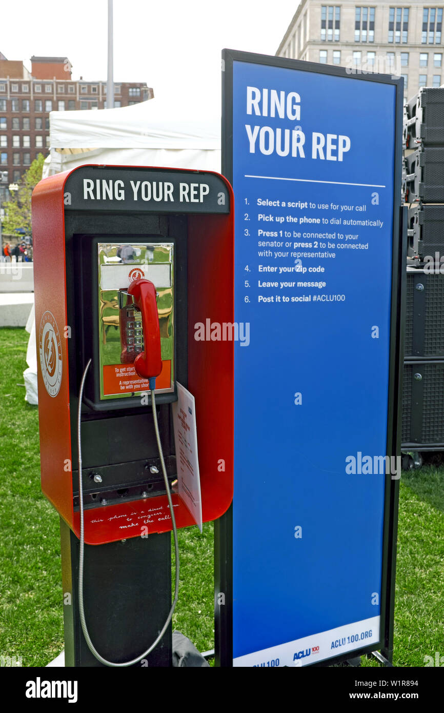 Ein "Ring Your Rep"-Telefon ist Teil der 100-jährigen nationalen ACLU-Tour, die Menschen dazu ermutigt, ihren Vertreter zu verschiedenen gesellschaftlichen Themen anzurufen. Stockfoto