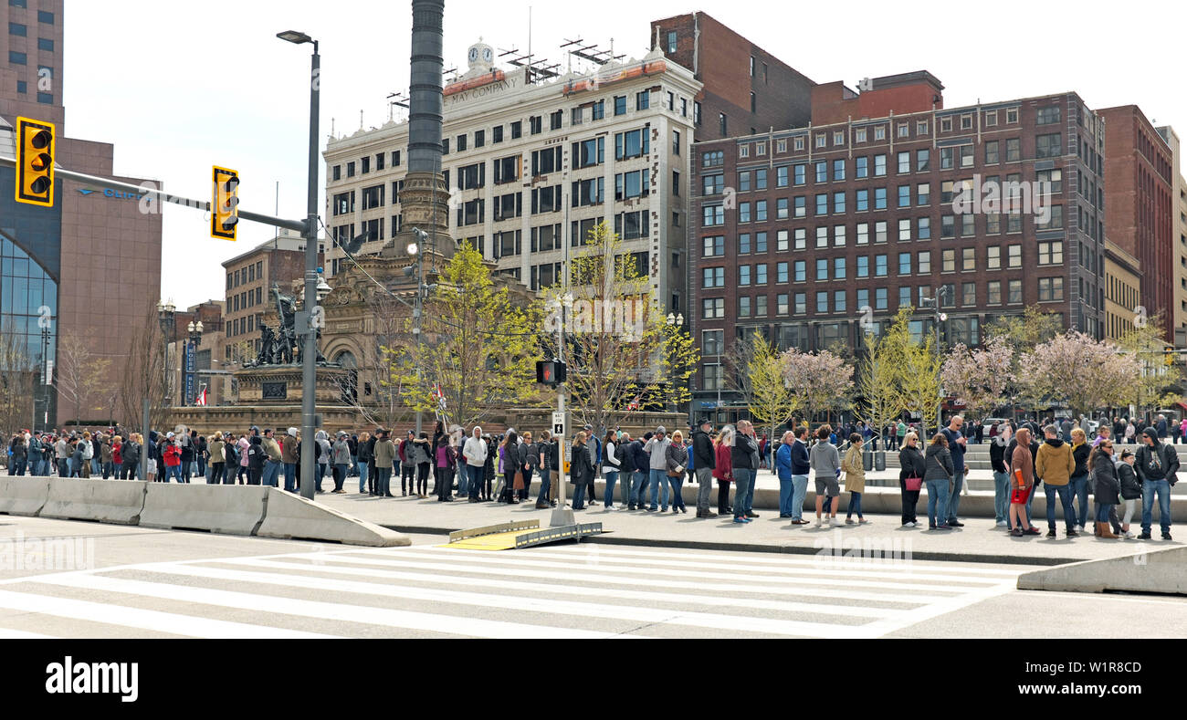 Besucher in kühlen April Wetter auf einen öffentlichen Platz in Cleveland, Ohio, USA die Soldaten und Matrosen Denkmal. Stockfoto