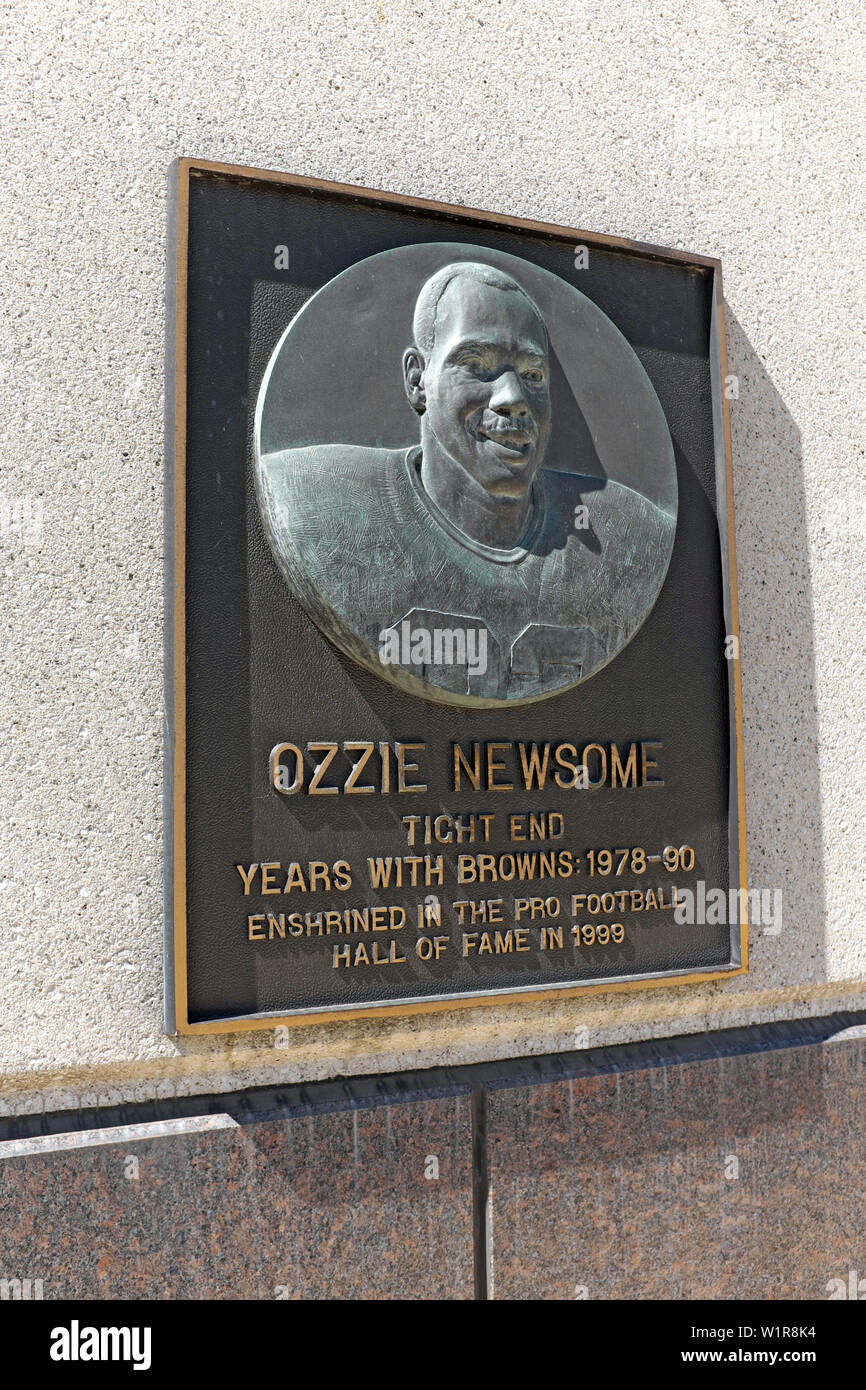 Eine Gedenktafel zur Feier der Beiträge von Ozzie Newsome, den Cleveland Browns Tight End von 1978 bis 1990, an einer Wand vor dem FirstEnergy Stadium. Stockfoto