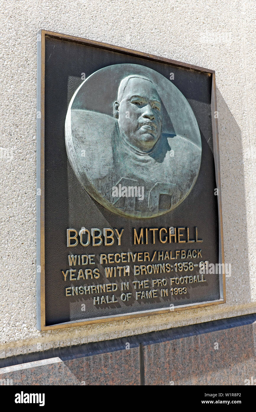 Eine Plakette erinnert an Bobby Mitchell, den NFL Cleveland Browns Wide Receiver/Half Back von 1958 bis 1961. Stockfoto