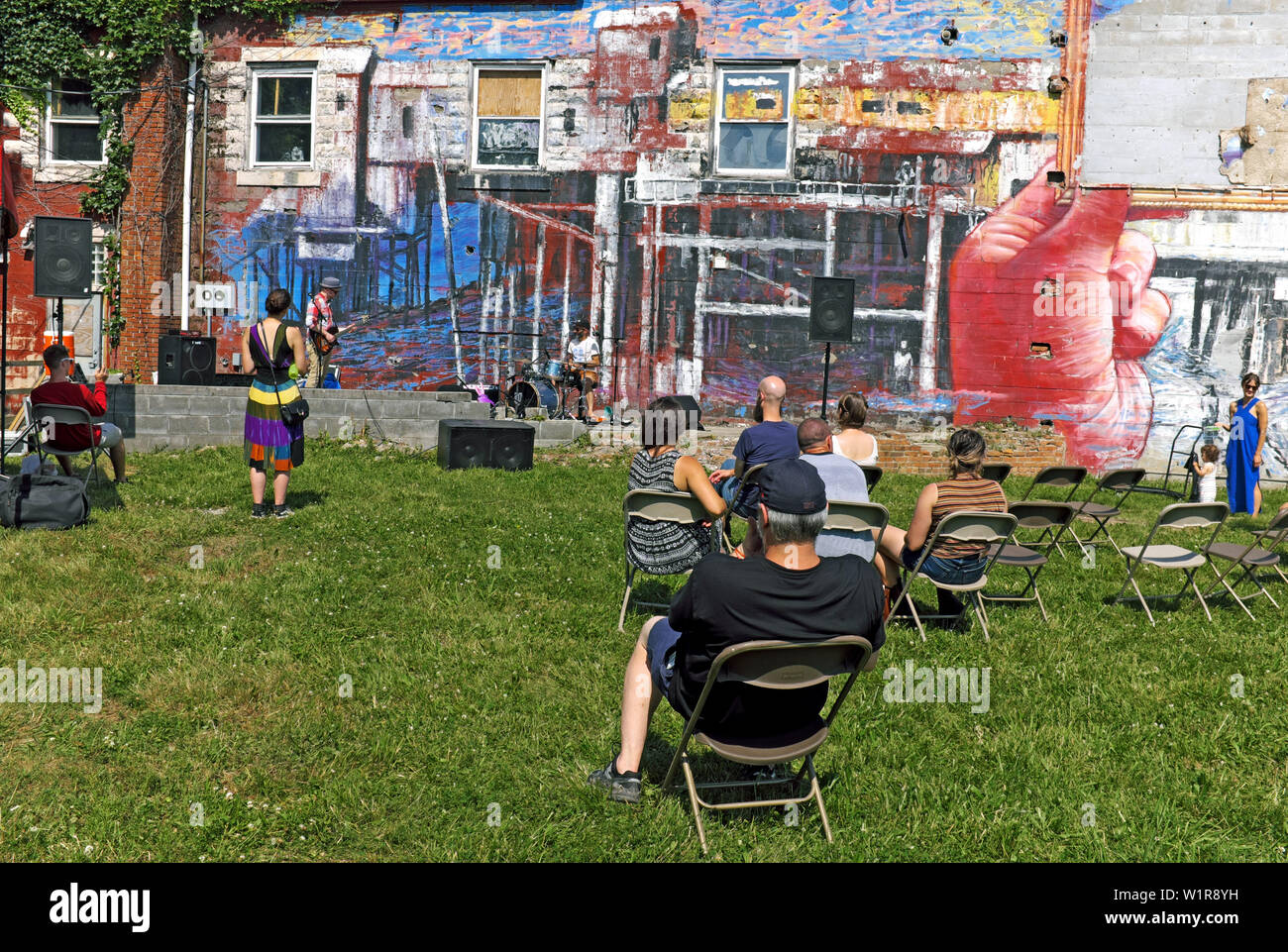 Im Sommer spielt ein Musiker im Freien im Viertel Waterloo Arts District in Cleveland, Ohio, USA. Stockfoto