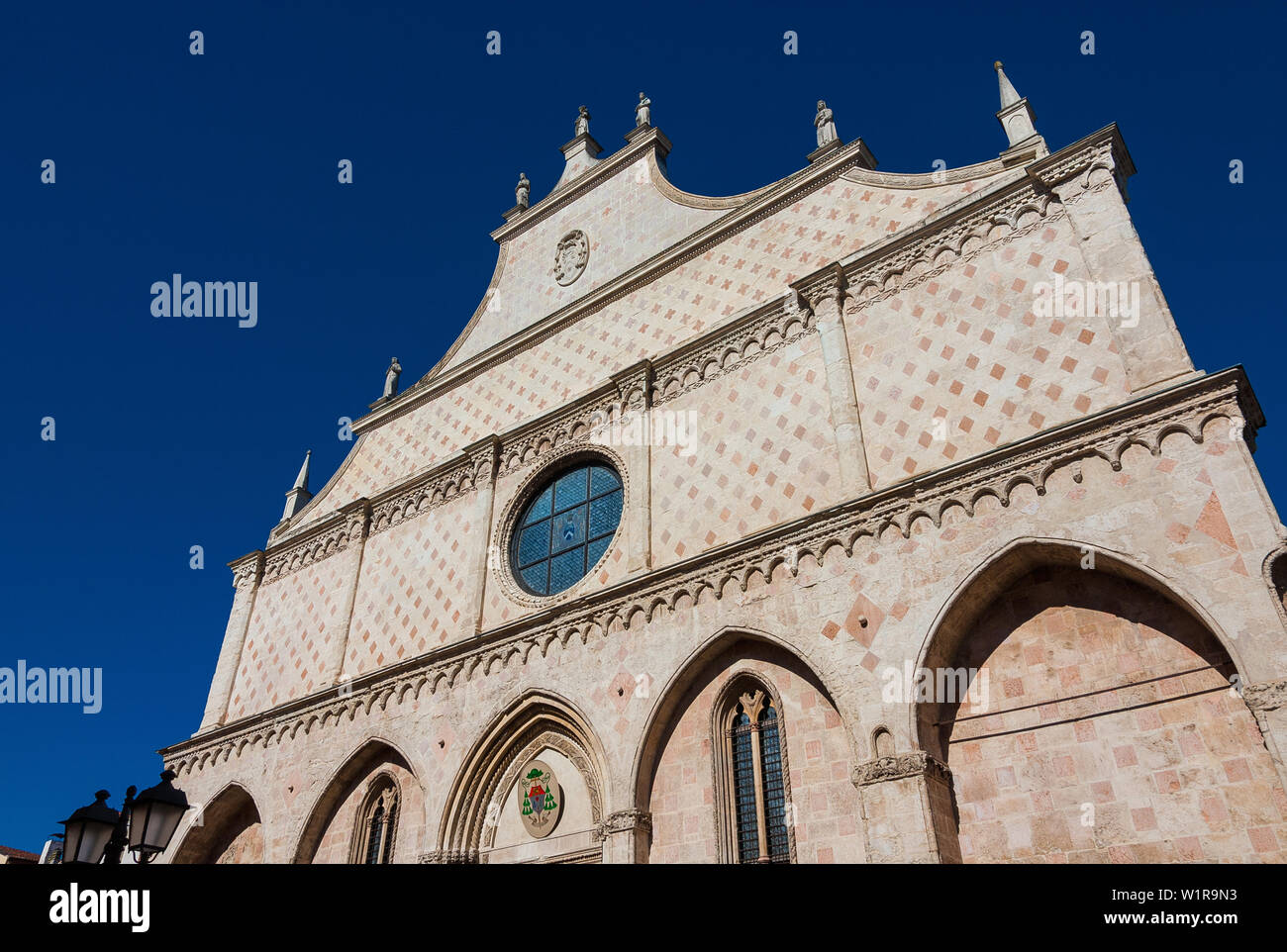 Schönen italienischen Vicenza Kathedrale verzierte gotische Fassade, im Jahr 1467 abgeschlossen Stockfoto