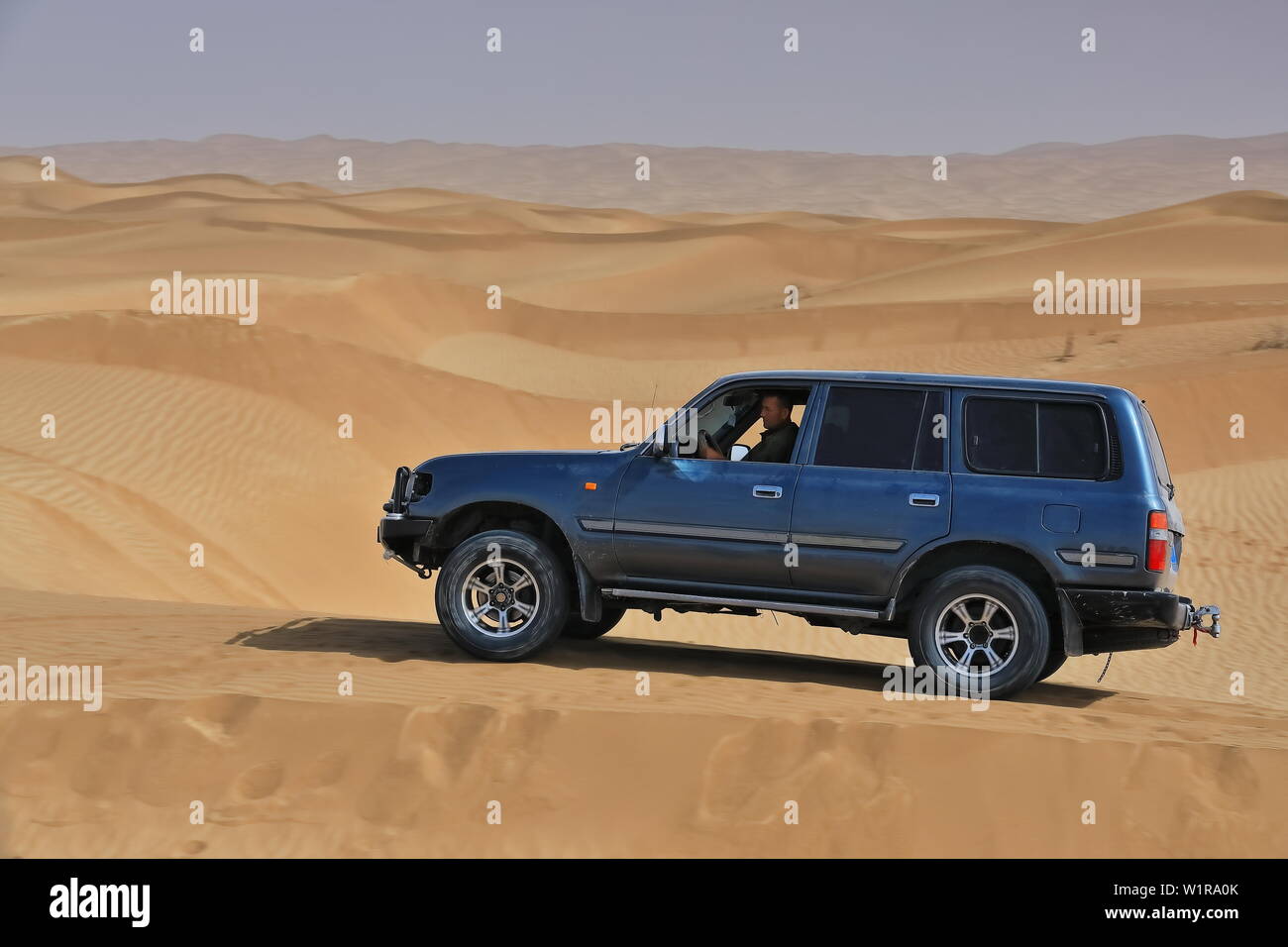 SUV auf Dünenschaufeln durch die Wüste Taklamakan. Keriya County-Xinjiang-China-0257 Stockfoto