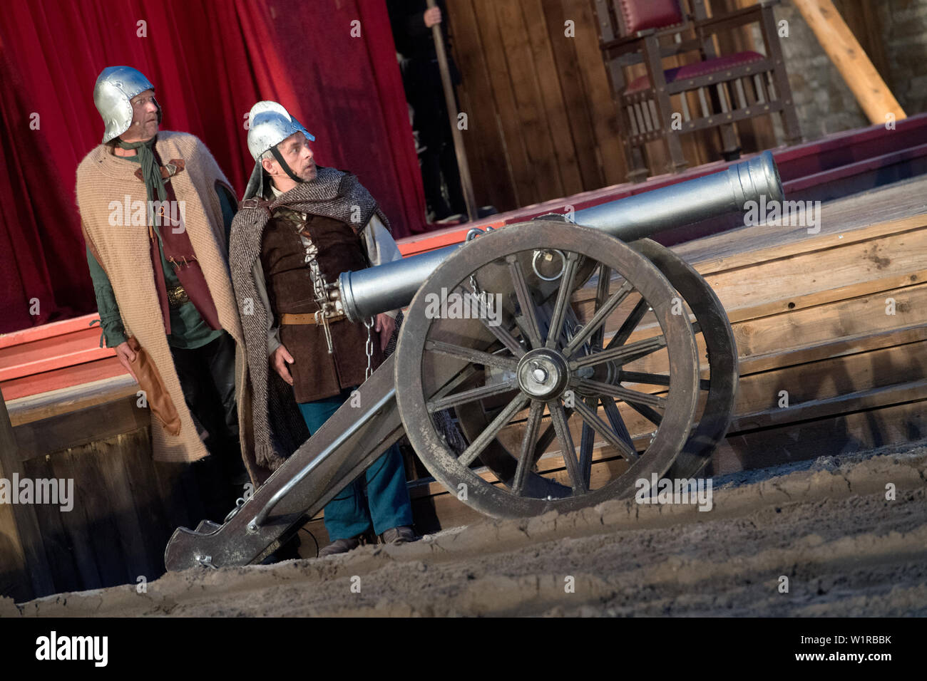 Sassnitz, Deutschland. Juni, 2019 19. Charles Lemming (l) wie Siegfried und Volker Zack als Der Kleene stand auf der Störtebeker Festspiele auf die natürliche Bühne auf der Insel Rügen an einer Kanone. Die diesjährige Produktion mit dem Titel chwur der Gerechten" Premiere am 22.06.2019. Quelle: Stefan Sauer/dpa-Zentralbild/ZB/dpa/Alamy leben Nachrichten Stockfoto