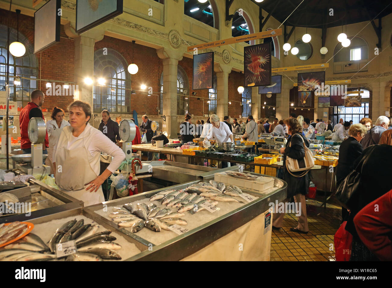 Rijeka, Kroatien - 17. Oktober 2014: Leute Einkaufen für Meeresfrüchte im Fischmarkt in Rijeka, Kroatien. Stockfoto