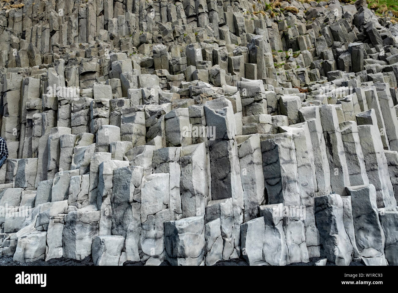 Ungewöhnliche Felsformationen am schwarzen Sandstrand von Reynisfjara, Island Stockfoto