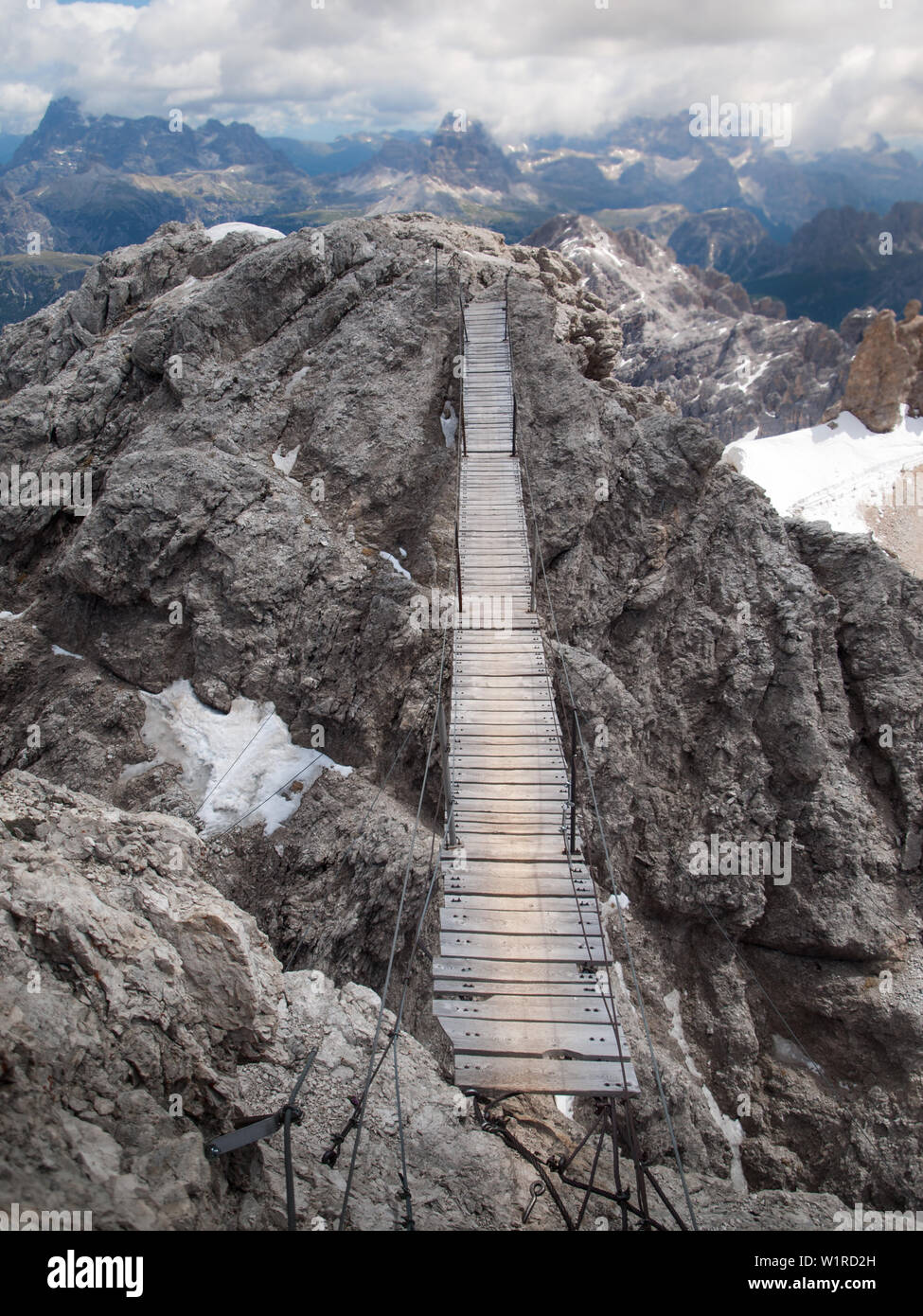 Die berühmte hölzerne Hängebrücke auf dem Monte Cristallo, Dolomiten, Italien Stockfoto